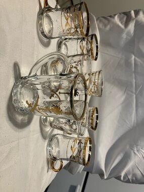 Lovely asstd 8 pc set of vintage , cordial- shot glasses with gold